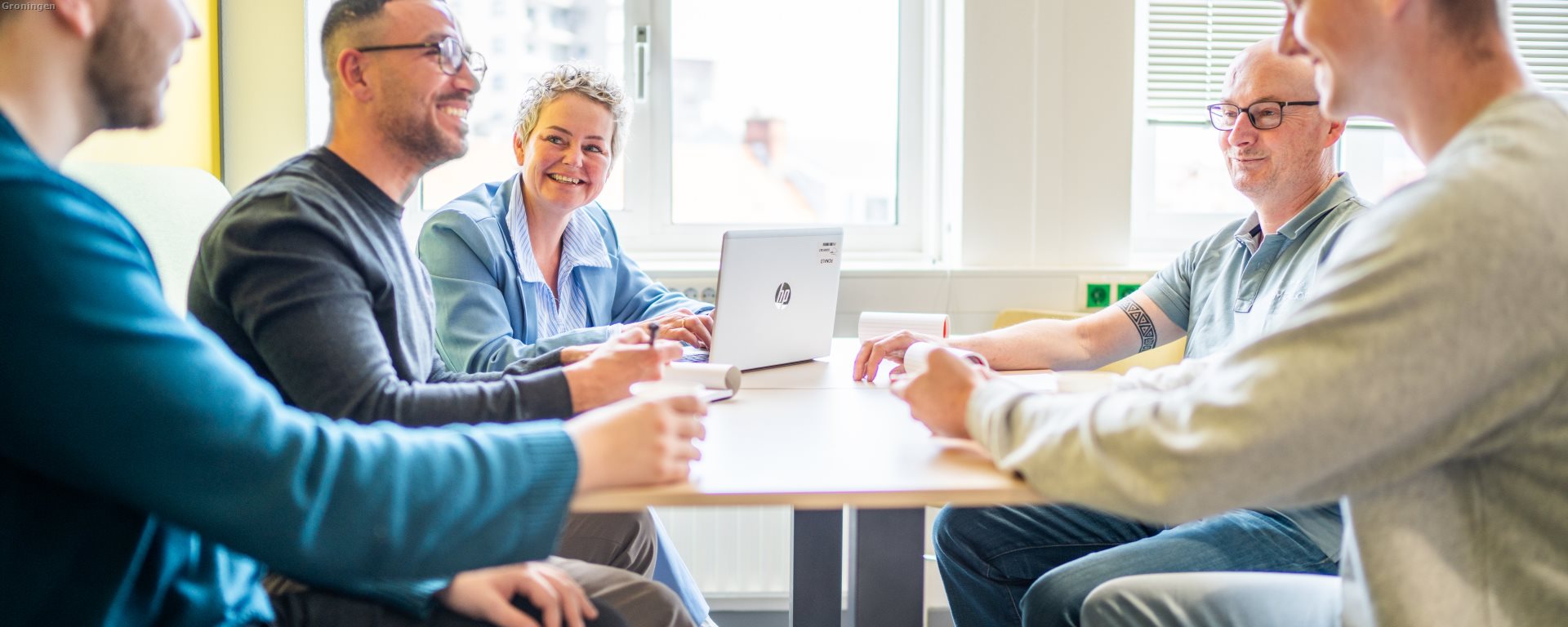 5 mensen vergaderen