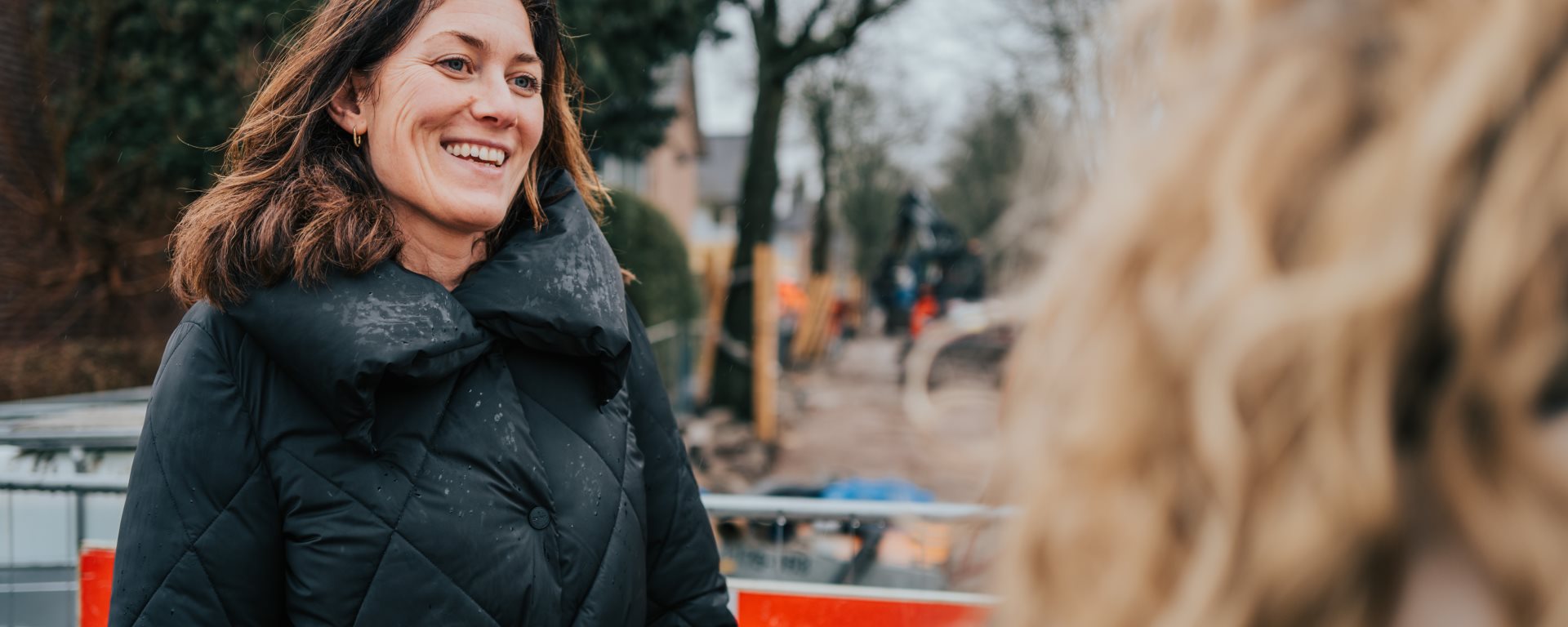 Een collega bij wijkvernieuwende werkzaamheden 2