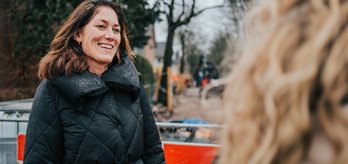 Een collega bij wijkvernieuwende werkzaamheden 2