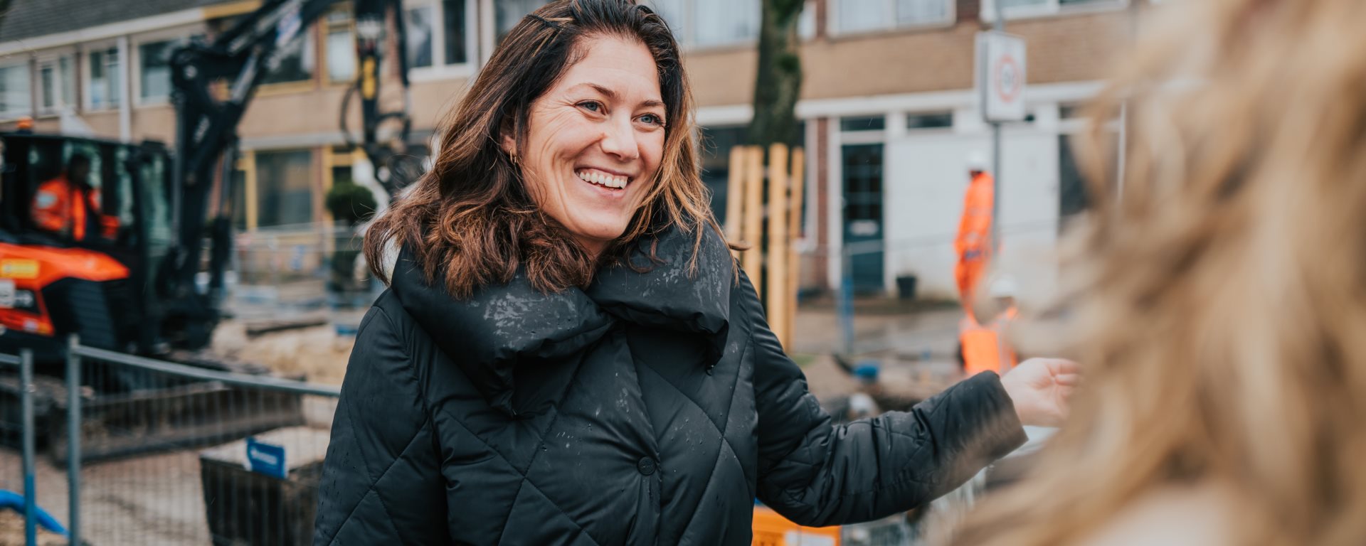 Een collega bij wijkvernieuwende werkzaamheden