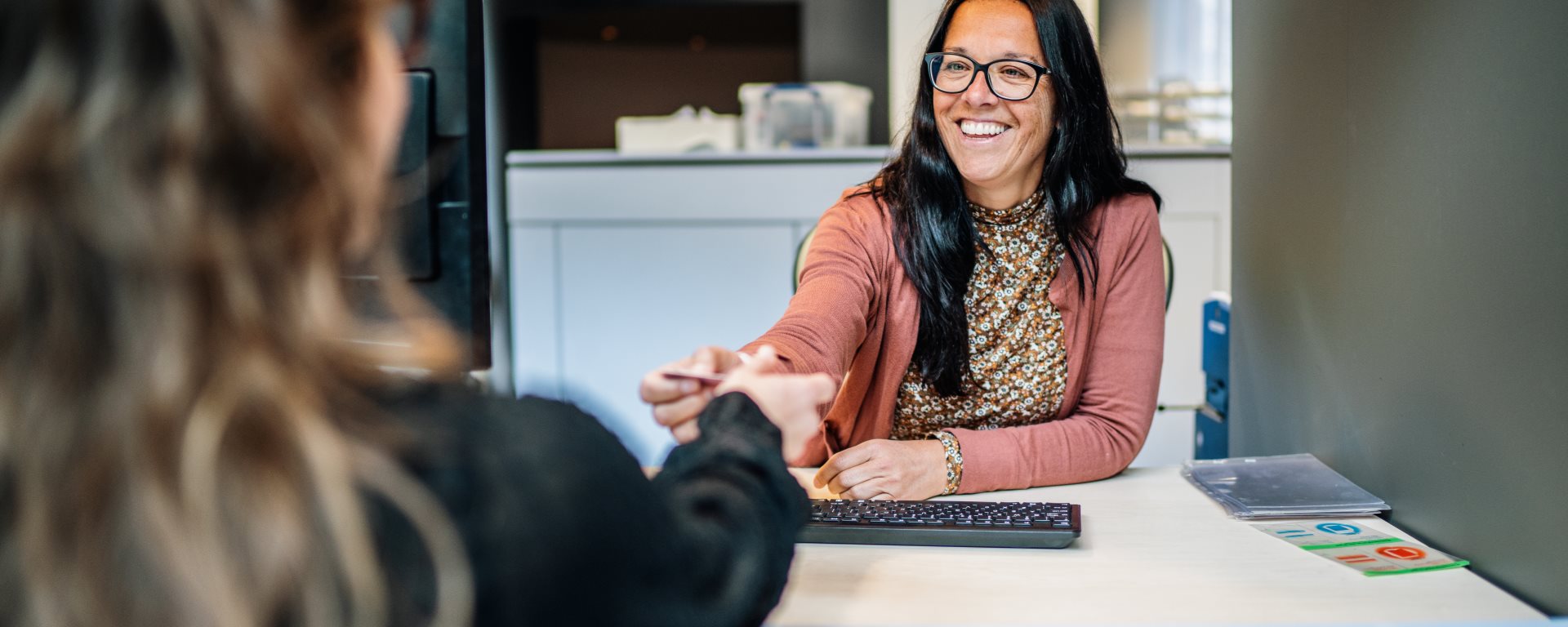 Een inwoner bij een baliemedewerker aan de balie