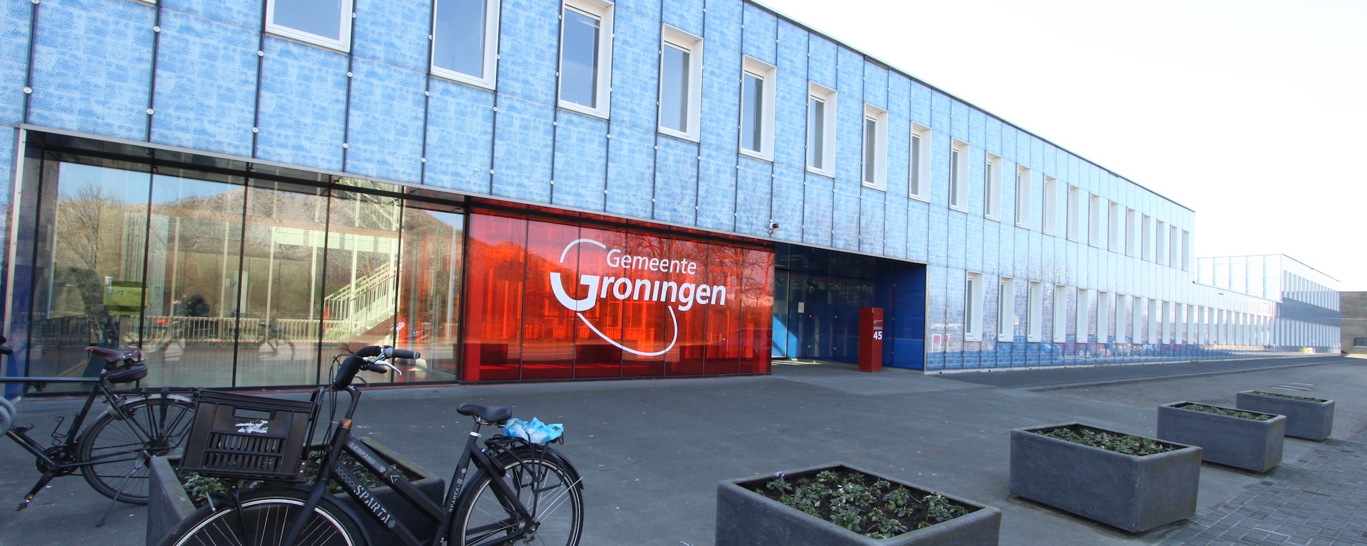 Een pand met het gemeente Groningen logo erop