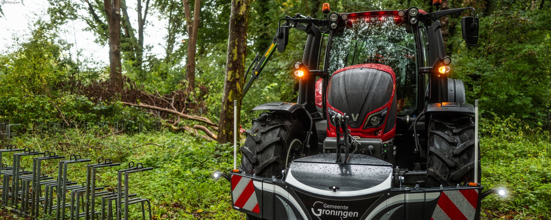 Een tractor in de buitenlucht