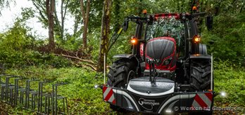 Een tractor in de buitenlucht