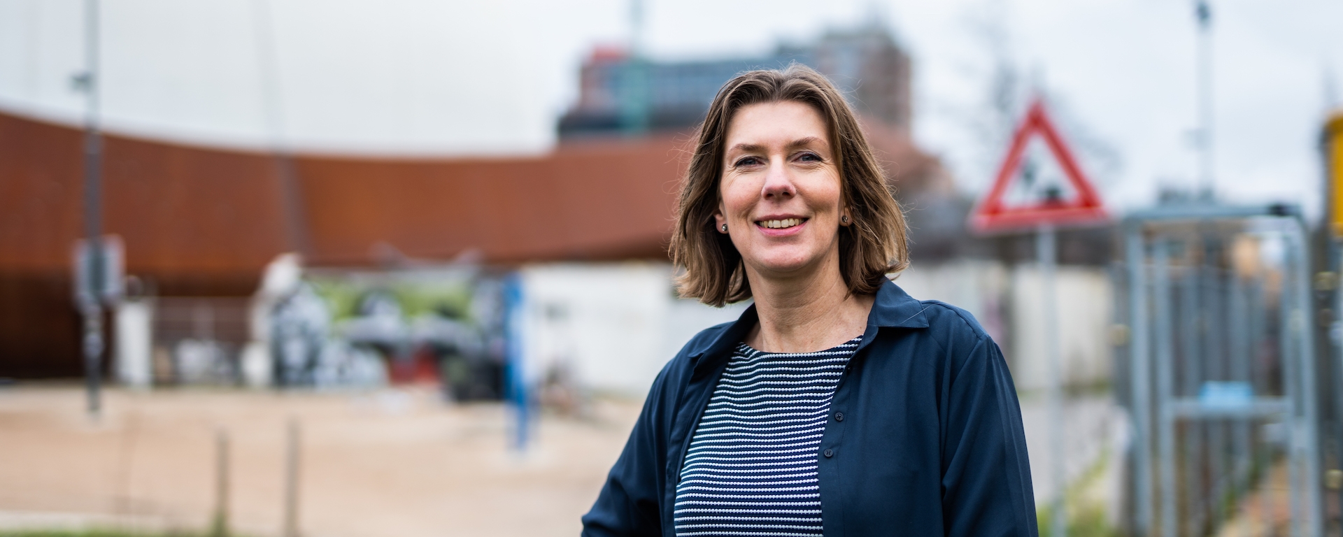 Medewerker Elsa op een bouwplaats