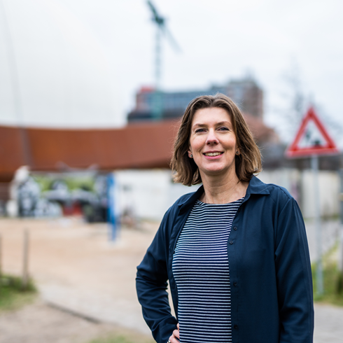 Medewerker Elsa op een bouwplaats