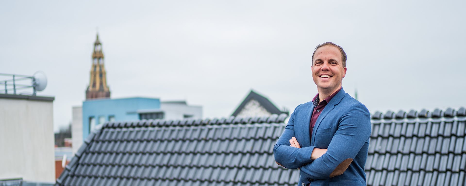 Medewerker Eppie op een dak met zonnepanelen