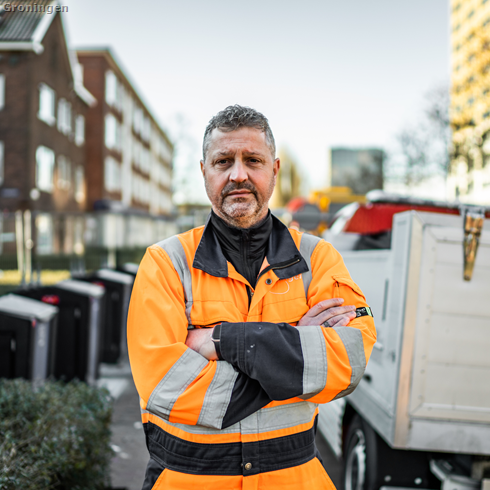 Medewerker Erik in de buitenruimte