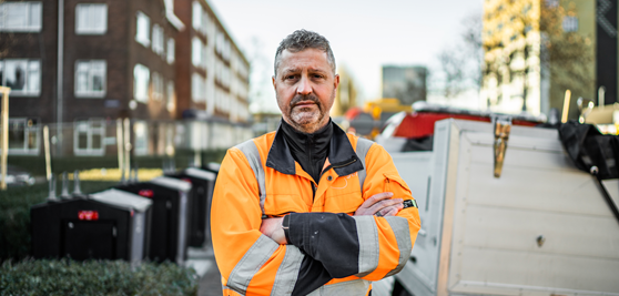 Medewerker Erik in de buitenruimte