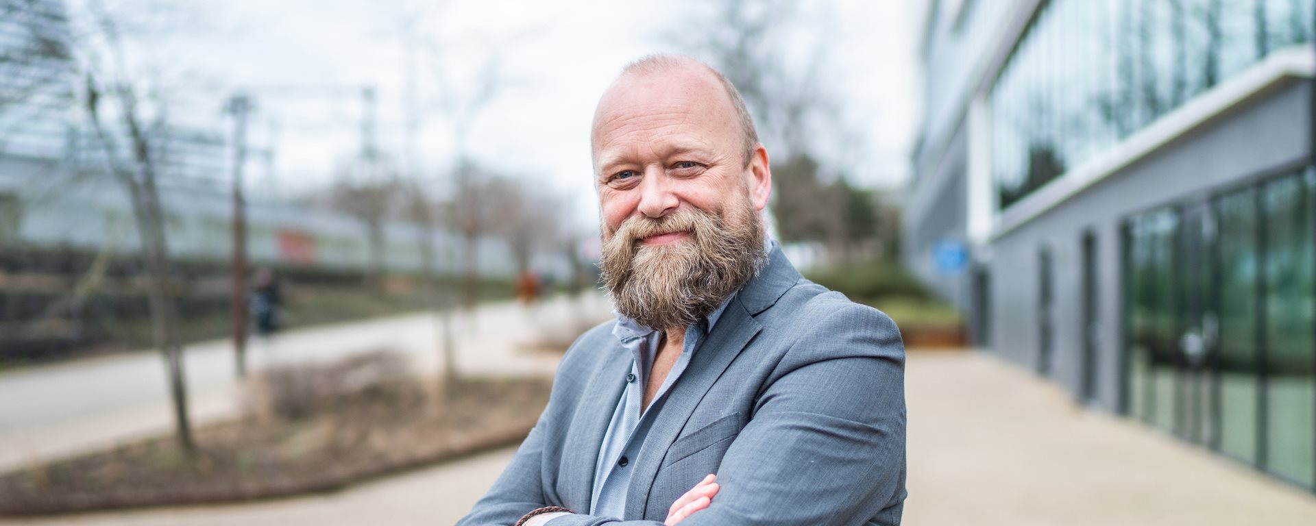 Medewerker Gerland voor het gemeentekantoor Harm Buiterplein