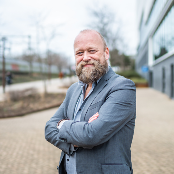 Medewerker Gerland voor het gemeentekantoor Harm Buiterplein
