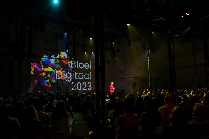 Grote zaal met Bloei Digitaal omslag