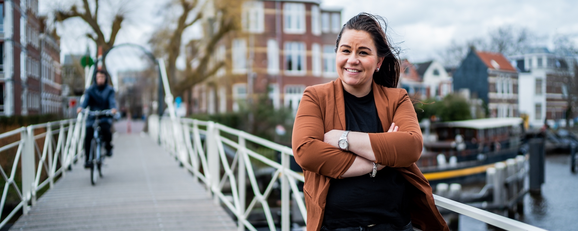 Medewerker Hinnie op de Trompbrug