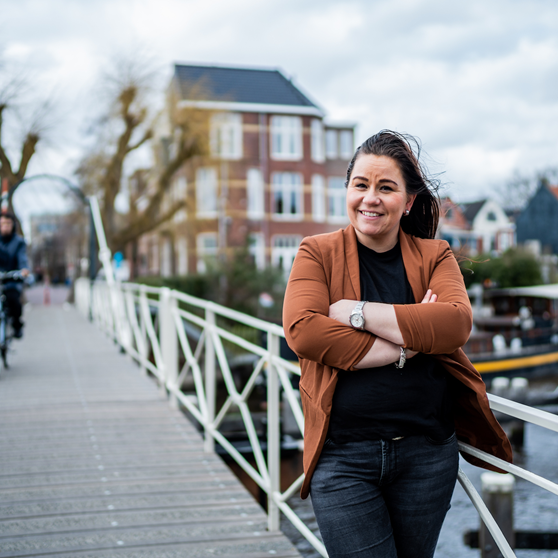 Medewerker Hinnie op de Trompbrug