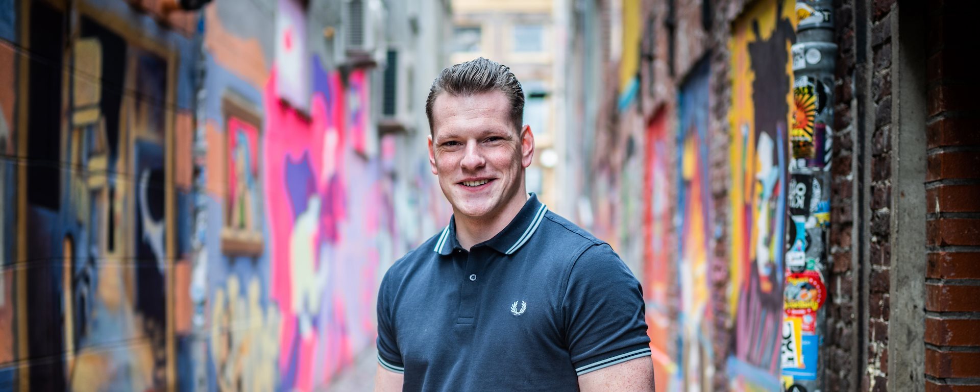 Medewerker Jeffrey met op de achtergrond Grafiet op de muur