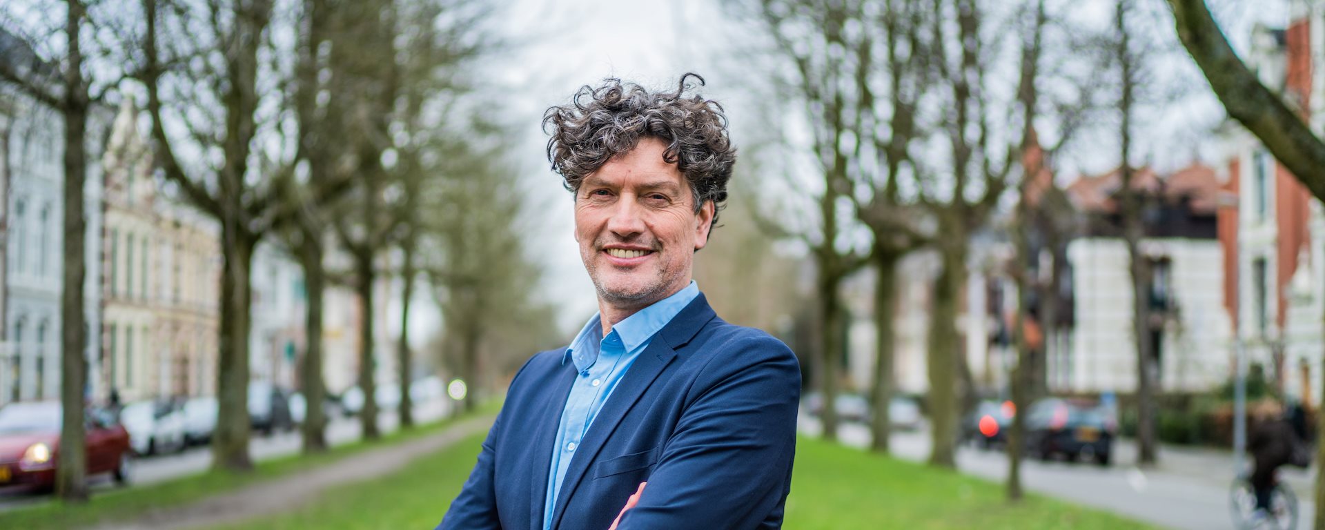 Medewerker Johan op het grasveld