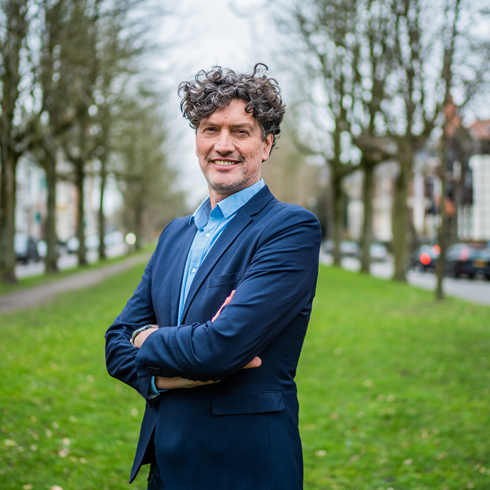 Medewerker Johan op het grasveld