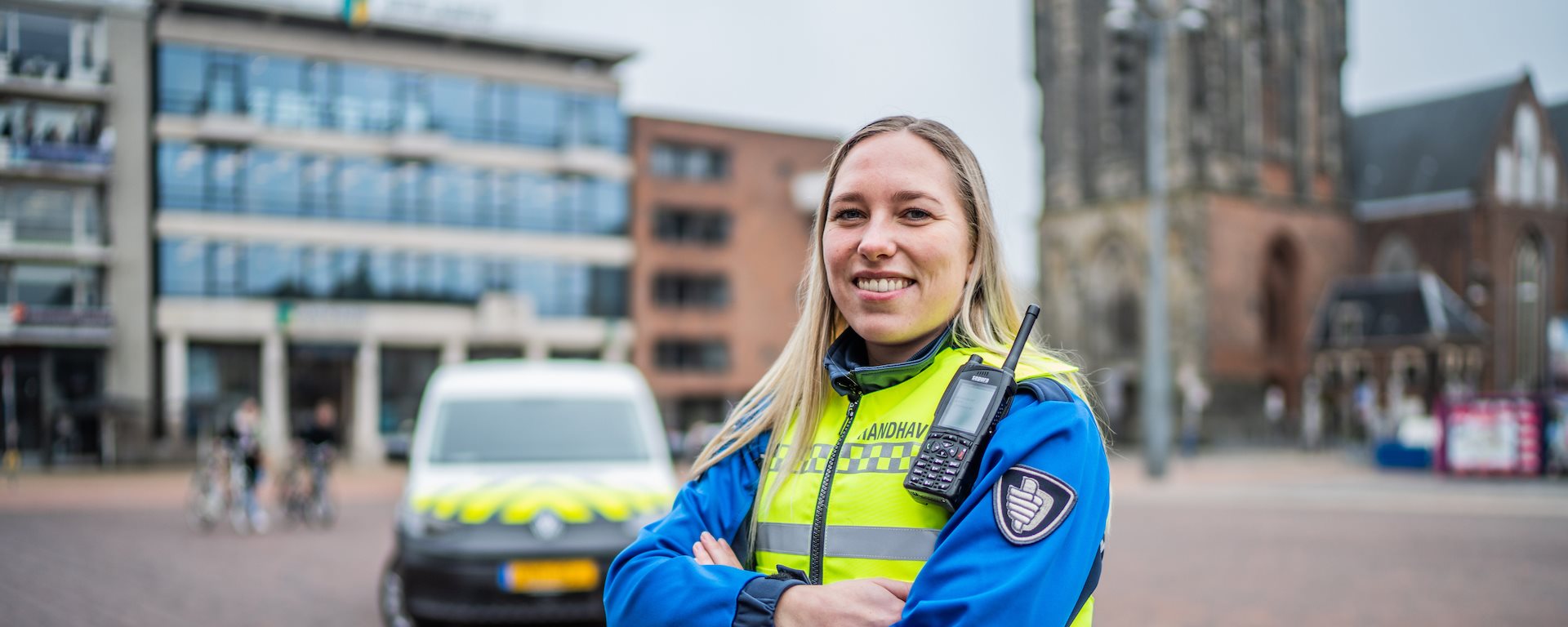 Medewerker Kim in BOA outfit op de Grote Markt