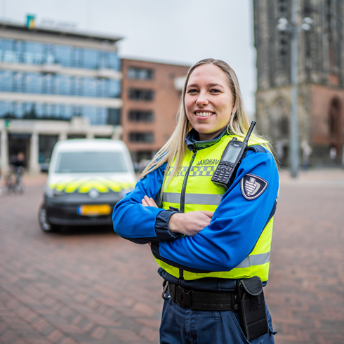 Medewerker Kim in BOA outfit op de Grote Markt
