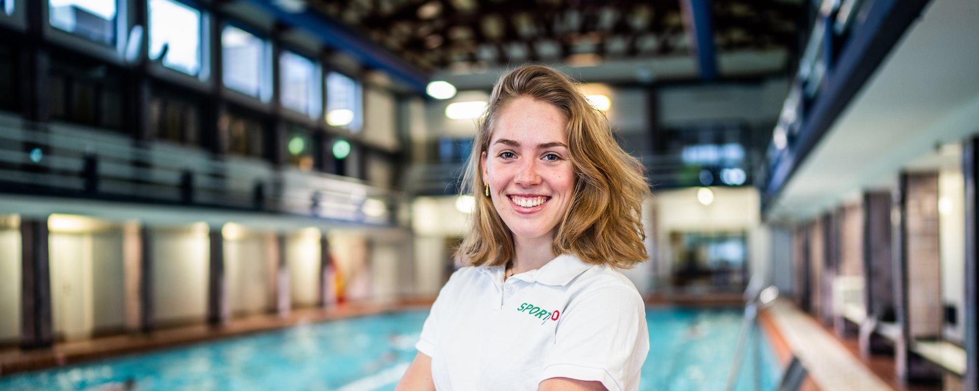 Medewerker Lieke in het Helperzwembad