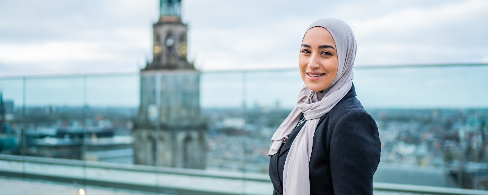 Medewerker Lubna op het dak van Forum