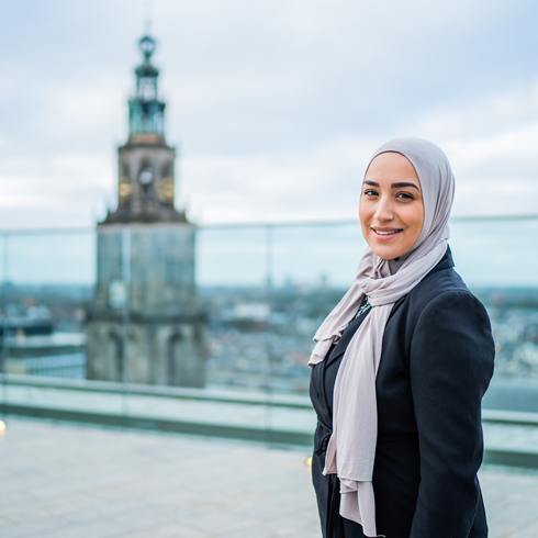 Medewerker Lubna op het dak van Forum