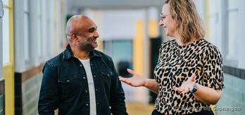 man-vrouw door de hal