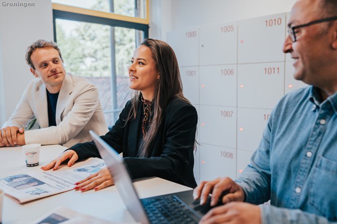 man-vrouw-man overlegtafel