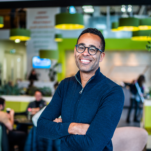 Medewerker Mazanga met een ontvangstruimte op de achtergrond