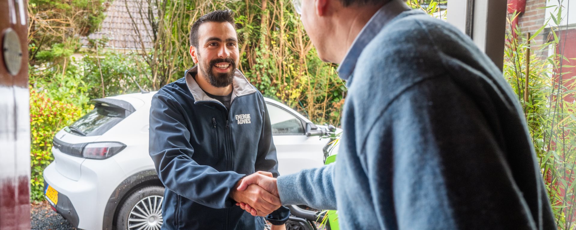 Medewerker duurzaam Groningen aan de deur bij een inwoner 9