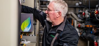Medewerker in de tehnische ruimte