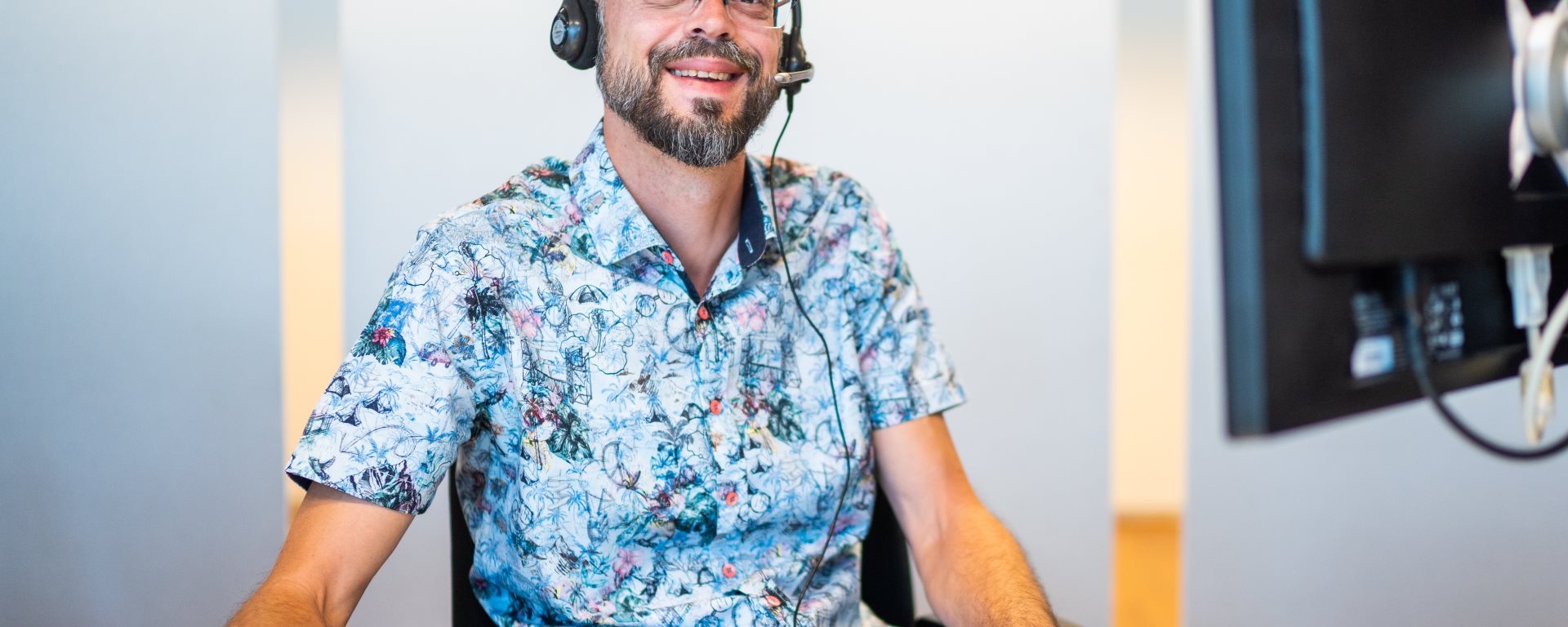 Medewerker Tobias met headset op