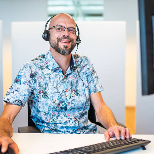Medewerker Tobias met headset op