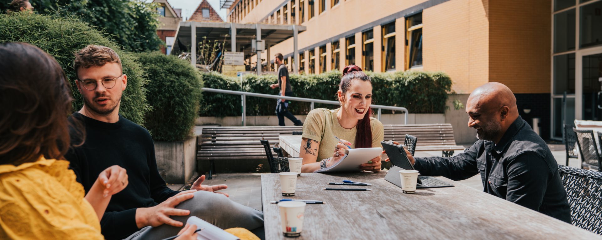 mix collegas overleg buiten (1)