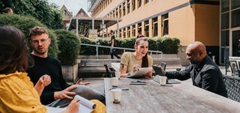 mix collegas overleg buiten (1)