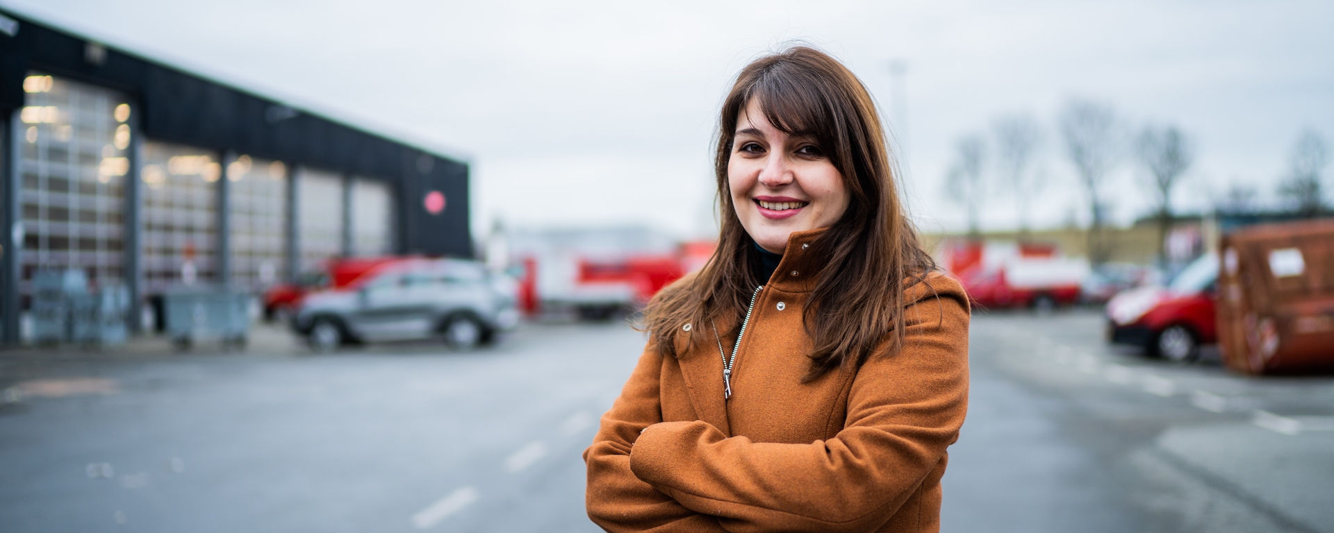 Medewerker Oelviya bij het wagenpark van Stadsbeheer