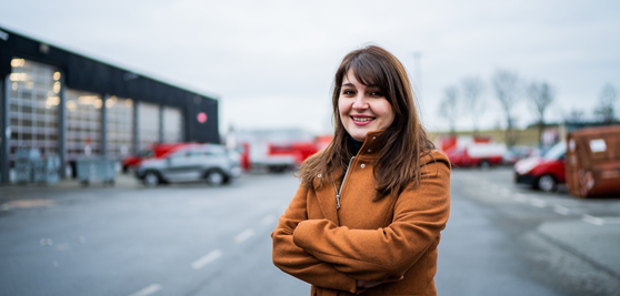 Medewerker Oelviya bij het wagenpark van Stadsbeheer