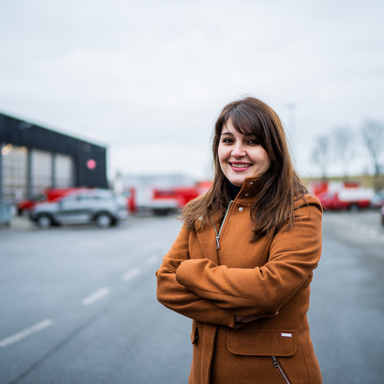 Medewerker Oelviya bij het wagenpark van Stadsbeheer