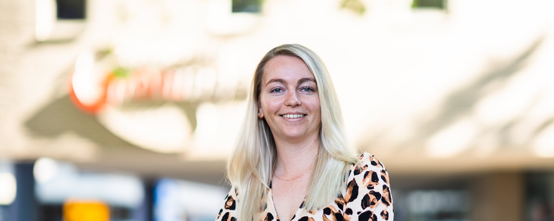 Medewerker Sanne voor het gemeentekantoor Kreupelstraat