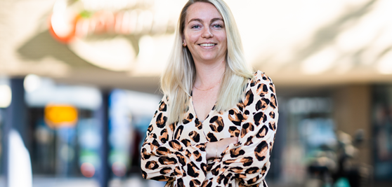 Medewerker Sanne voor het gemeentekantoor Kreupelstraat