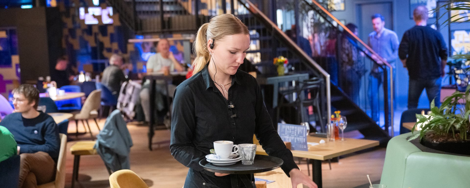 Bediening in de foyer van de Oosterpoort (fotograaf Niels Knelis Meijer)