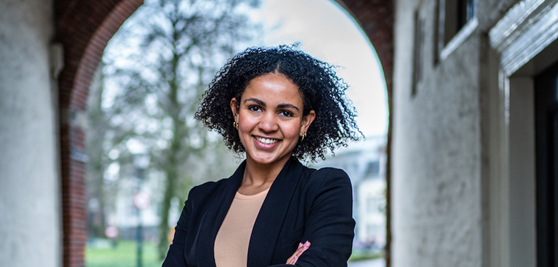 Medewerker Naomi met op de achtergrond een gebouw