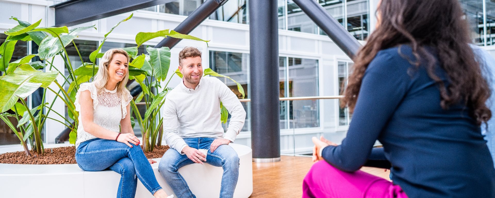 Twee medewerkers die in de hal van het Harm Buiterplein zitten