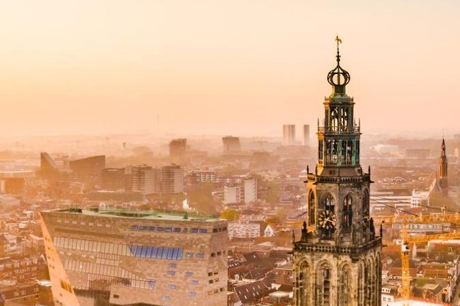 Luchtfoto Groningen met Martinitoren bij zonsondergang