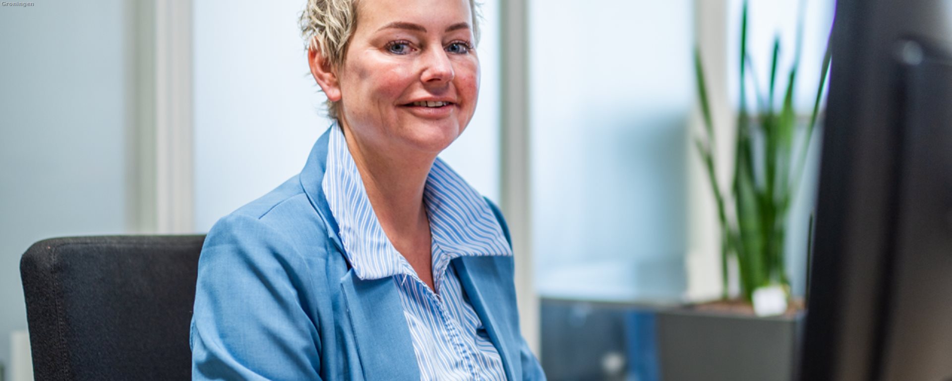 Vrouw achter pc foto rechtop (1)