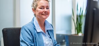 Vrouw achter pc foto rechtop (1)